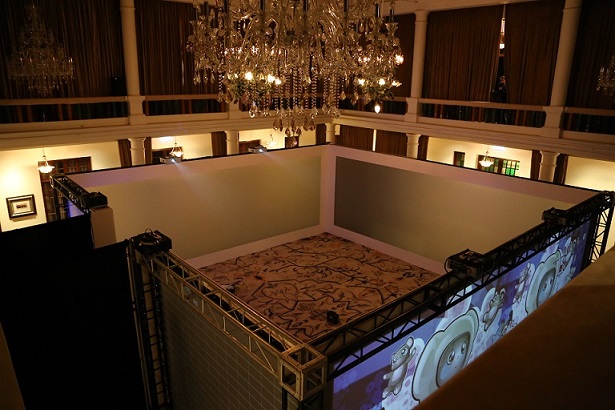 Large Eyelets Projector Screen