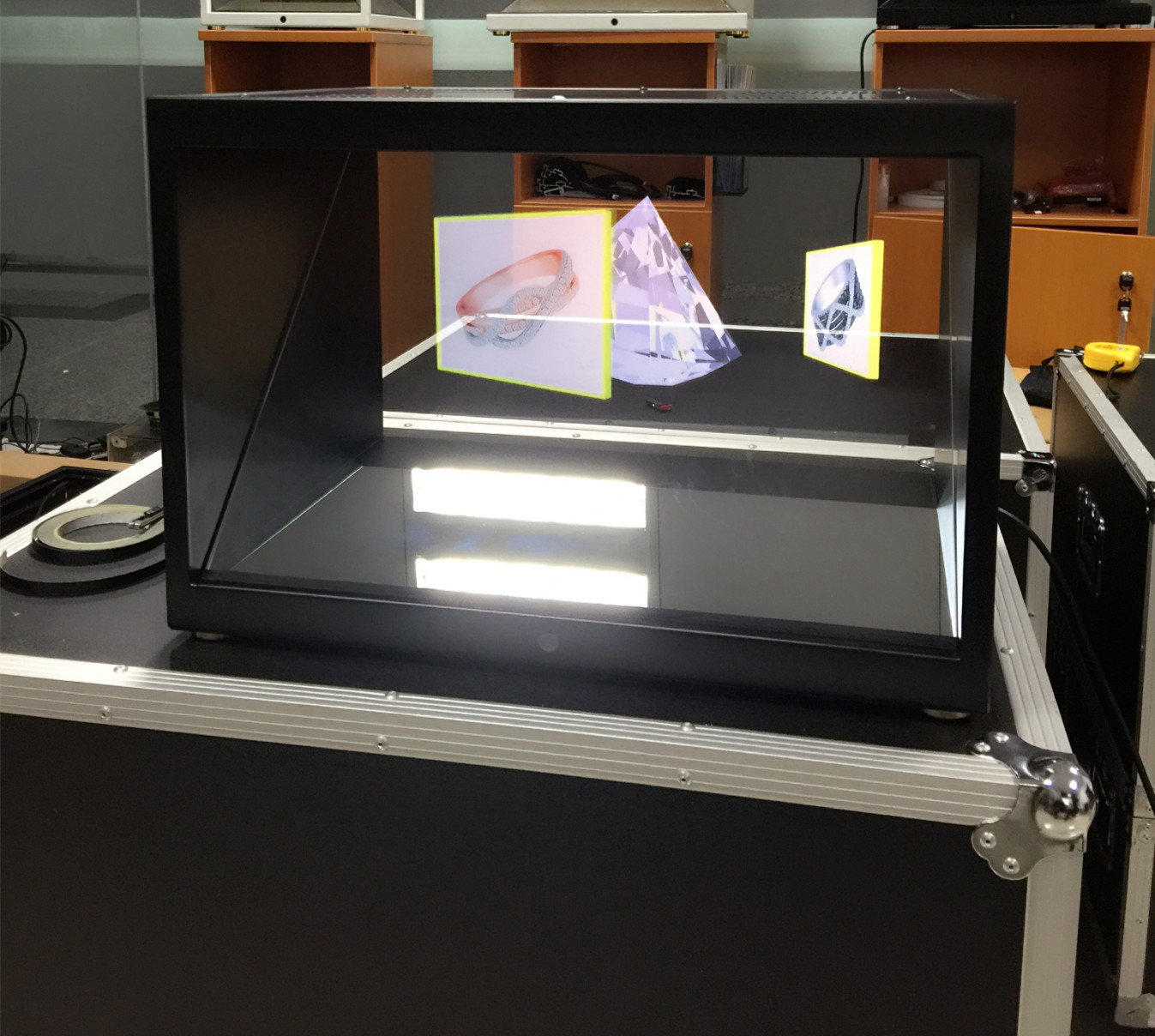 180 °China pyramid 3D Holographic Pyramid Display Showcase Transparent display box